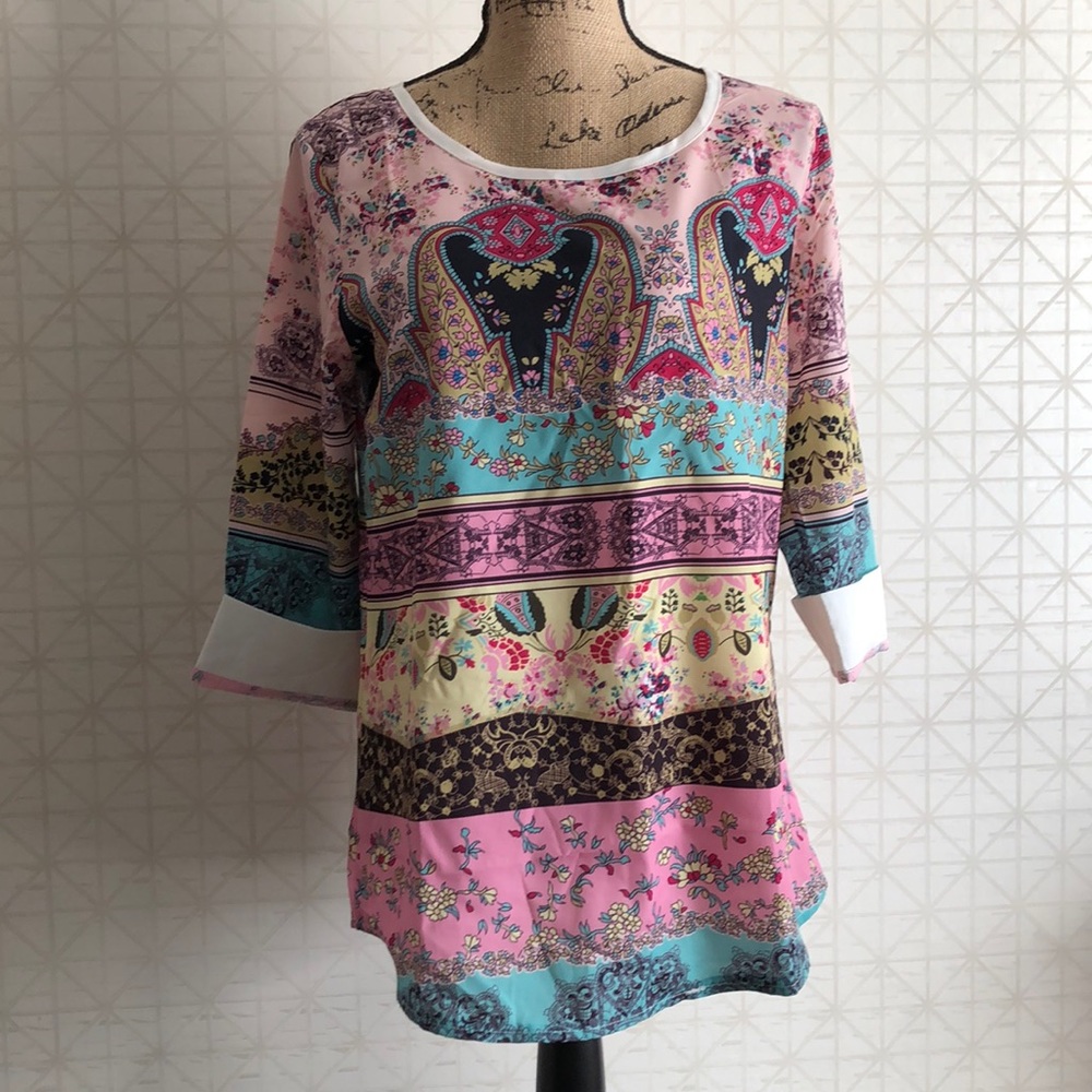 NWOT Adorable floral pattern M/L blouse